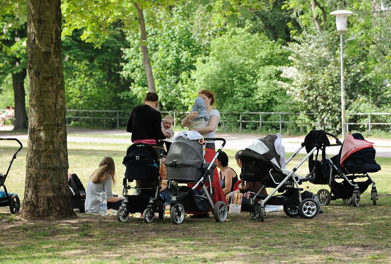 2200_3849 Picknick von Müttern mit ihren Kindern auf der Wiese am Isebekkanal. | Denkmal zur Erinnerung an die Bücherverbrennung in Hamburg Eimsbüttel, Isebekkanal.